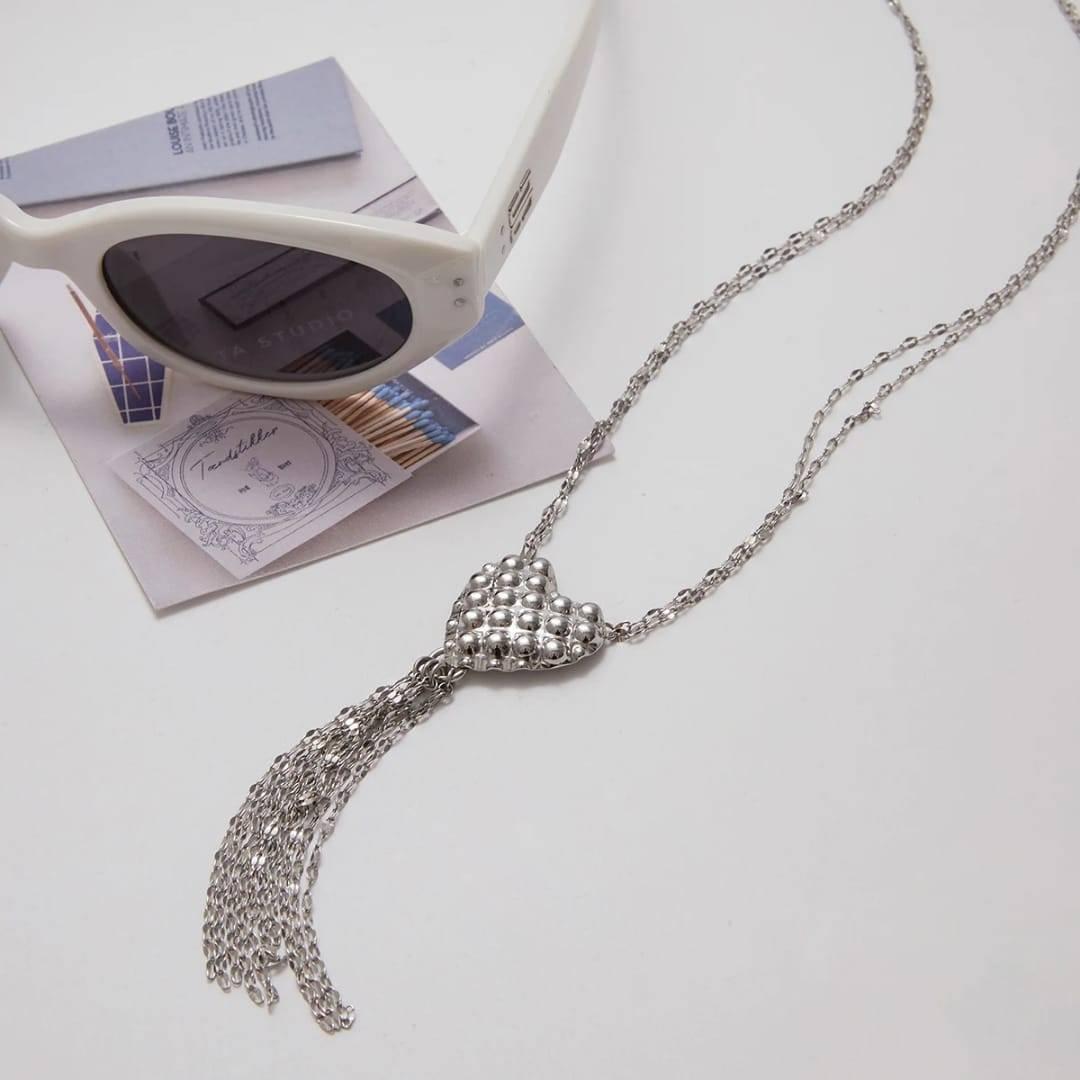 Collar largo de corazon y borla