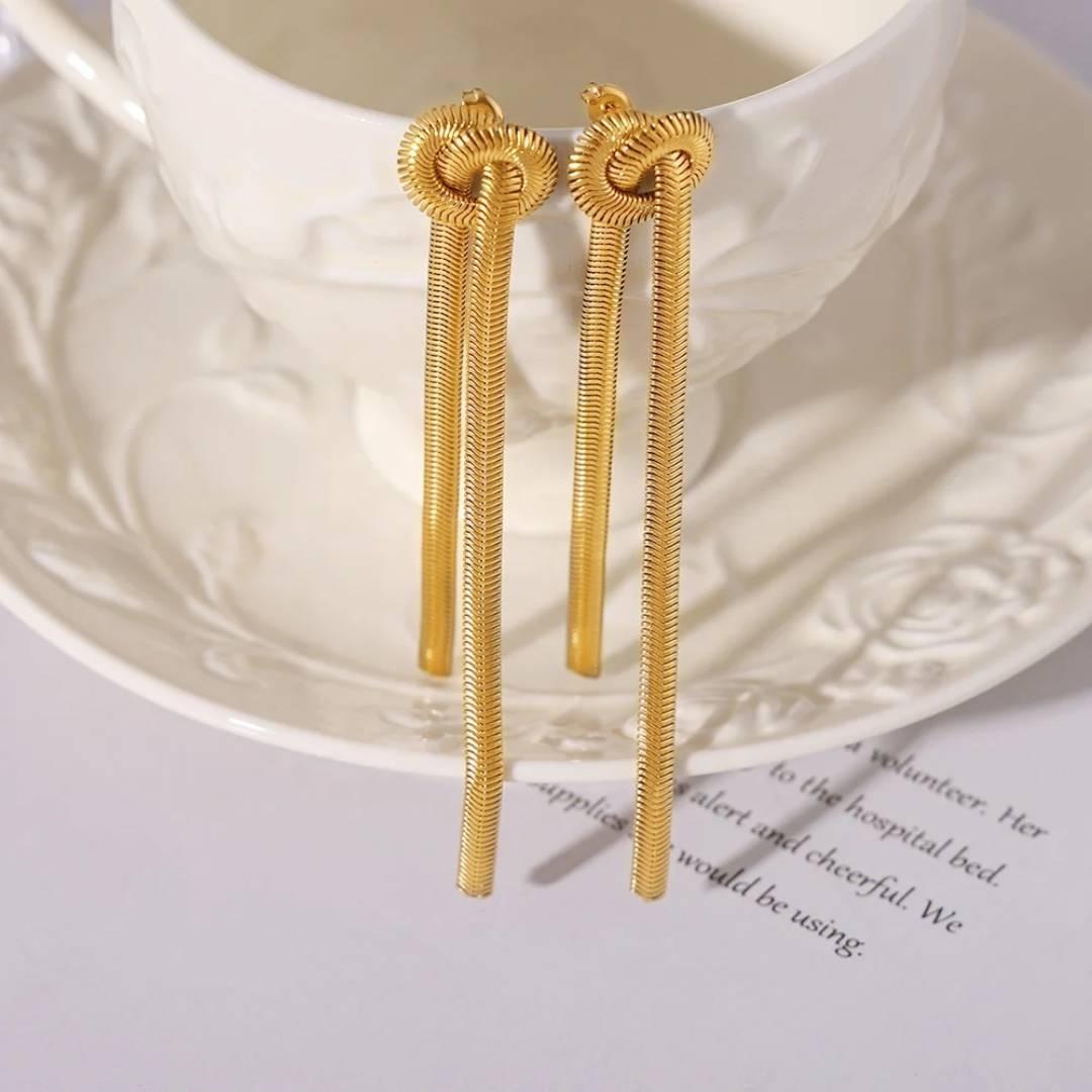 Aretes largos con nudo